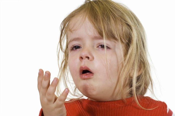 Để biết chính xác trẻ bị ho kéo dài là dấu hiệu của bệnh gì cần đưa trẻ đi khám