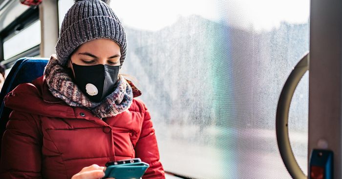 Giữ ấm cơ thể và đeo khẩu trang là cách hiệu quả để phòng tránh viêm đường hô hấp khi chuyển mùa.