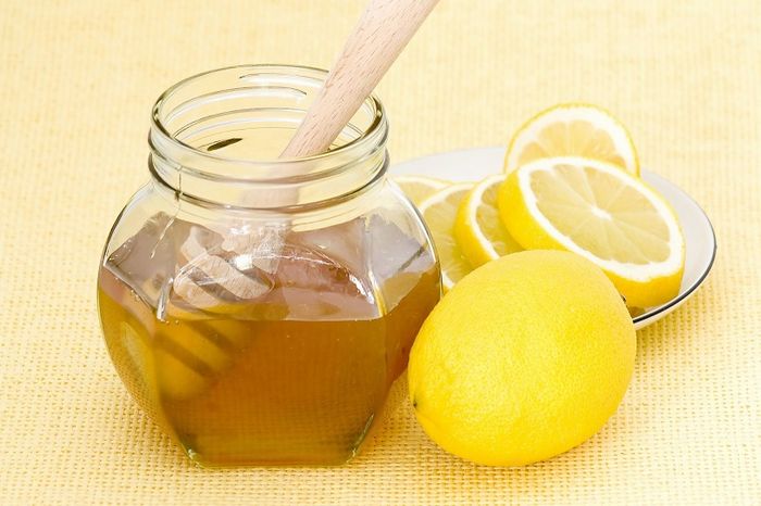 Để cải thiện ho có đờm và làm dịu cổ họng, bạn có thể dùng chanh, mật ong pha với nước ấm để uống.