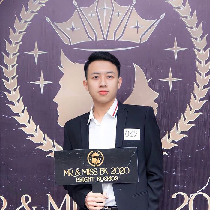 Cựu thí sinh Olympia, vẻ đẹp điển trai, đã vươn lên trở thành thủ khoa mới của Đại học Bách khoa Hà Nội, làm chủ thành công 4 ngoại ngữ và có niềm đam mê trong mỗi kỳ thi.