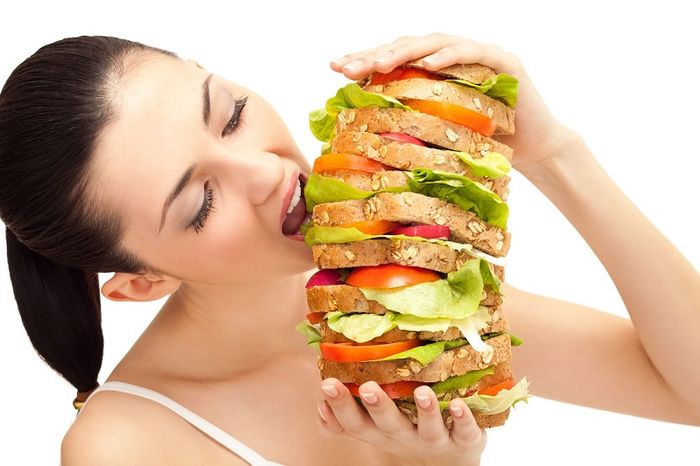 Cảm giác khó thở sau khi ăn có thể xuất phát từ việc ăn quá no.