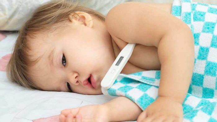 Sốt là một trong những dấu hiệu phổ biến của viêm đường hô hấp