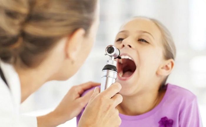 Để có câu trả lời chính xác liệu viêm amidan hốc mủ có nên cắt không, người bệnh nên tìm kiếm sự tư vấn từ bác sĩ chuyên khoa tai mũi họng.