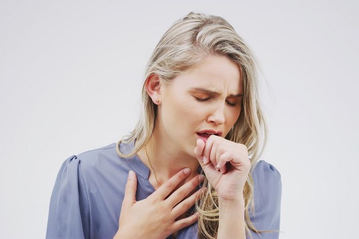 Ho có đờm xuất hiện ở mọi độ tuổi với biểu hiện và cường độ khác nhau