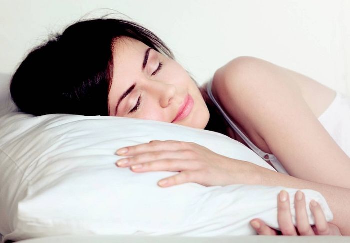 Sử dụng gối cao đầu và nằm nghiêng khi ngủ để giảm và ngăn chặn ho về đêm một cách hiệu quả