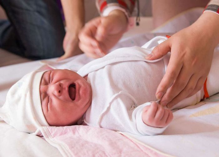 Thở khò khè, thường xuyên chảy nước mũi, hắt xì, dịch mũi đục, có mùi,…
