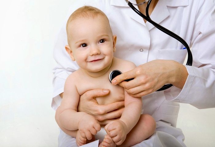 Đưa trẻ đi khám và tuân thủ theo hướng dẫn điều trị của bác sĩ