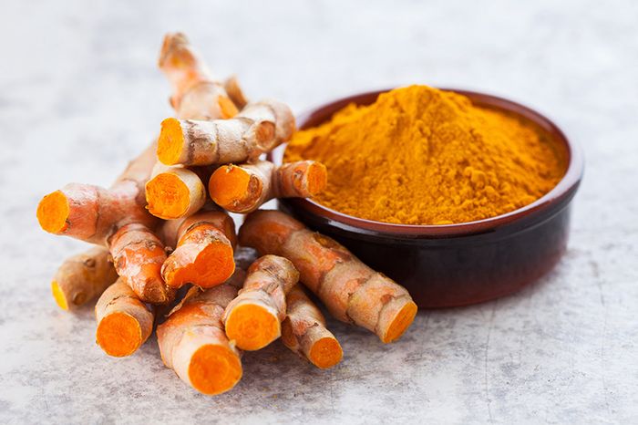 Sử dụng các nguyên liệu như củ nghệ tươi để hỗ trợ điều trị ho có đờm kéo dài