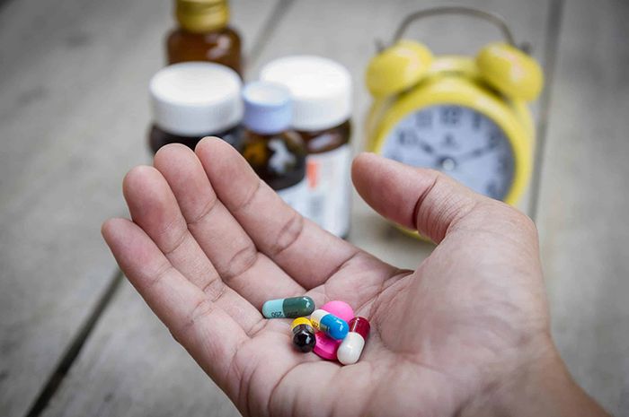 Paracetamol và các loại thuốc kháng histamin thường được sử dụng để điều trị các triệu chứng của viêm phế quản