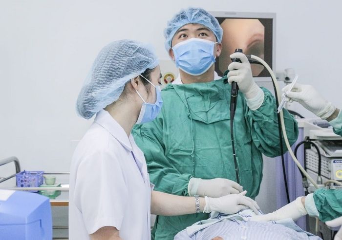 Hình ảnh bác sỹ thực hiện nội soi phế quản cho bệnh nhân