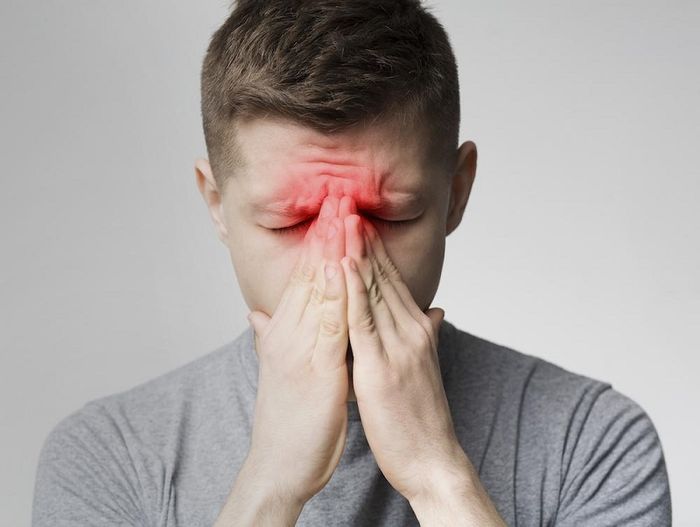 Người mắc viêm xoang thường phải chịu đựng nhiều triệu chứng khó chịu