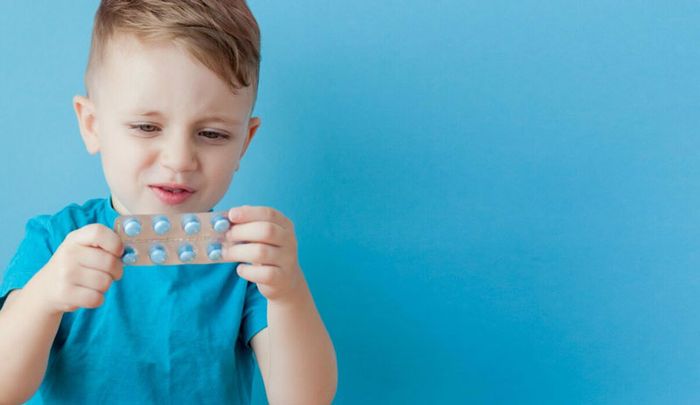 Bác sĩ sẽ kê đơn kháng sinh phù hợp cho trẻ