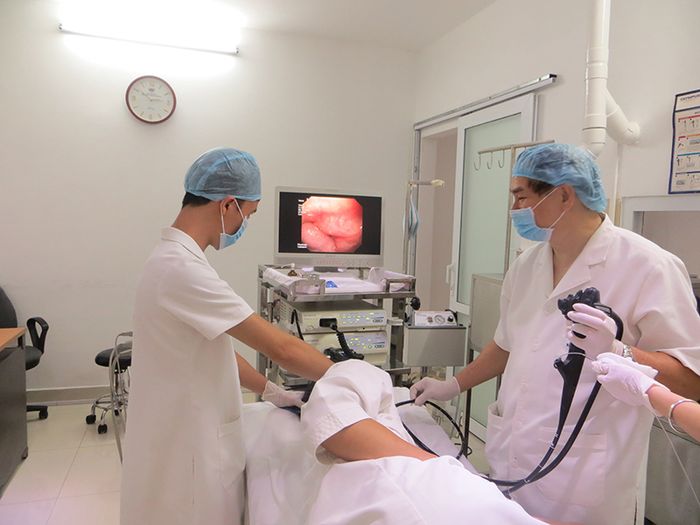 Việc thực hiện nội soi phế quản cần có đầy đủ thiết bị và nhân lực.