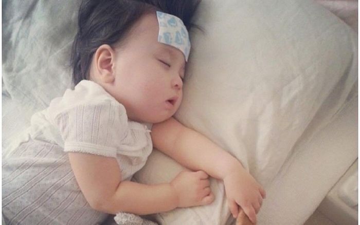 Sốt là biểu hiện cho thấy cơ thể trẻ đang phản ứng để chống lại sự xâm nhập của vi khuẩn hoặc virus