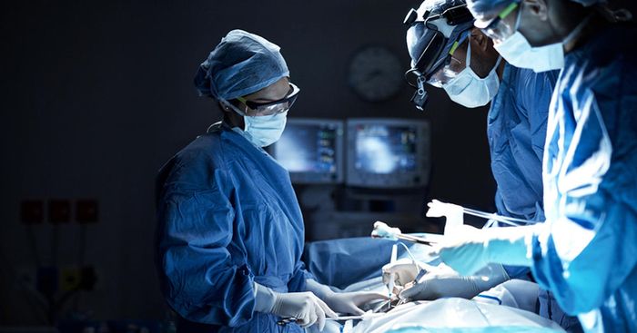 Phẫu thuật giảm áp lực trong màng phổi được thực hiện trong những trường hợp tràn khí màng phổi nặng