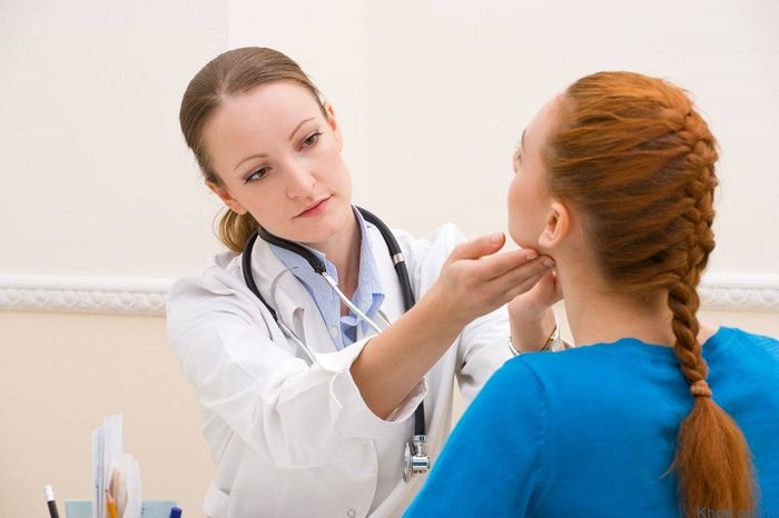 Người bệnh không cần phải lo lắng về việc viêm amidan có lây không, thay vào đó hãy đi khám bác sĩ chuyên khoa để điều trị bệnh kịp thời.