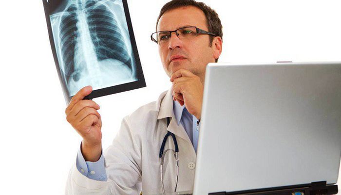 Ho, tức ngực và khó thở là dấu hiệu cần đi khám bác sĩ chuyên khoa