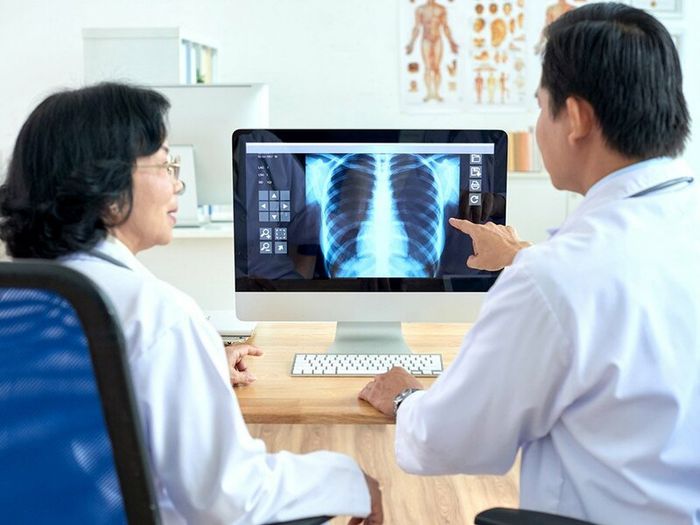 Khám X-quang là phương pháp thường được sử dụng để chẩn đoán trường hợp tràn khí màng phổi.