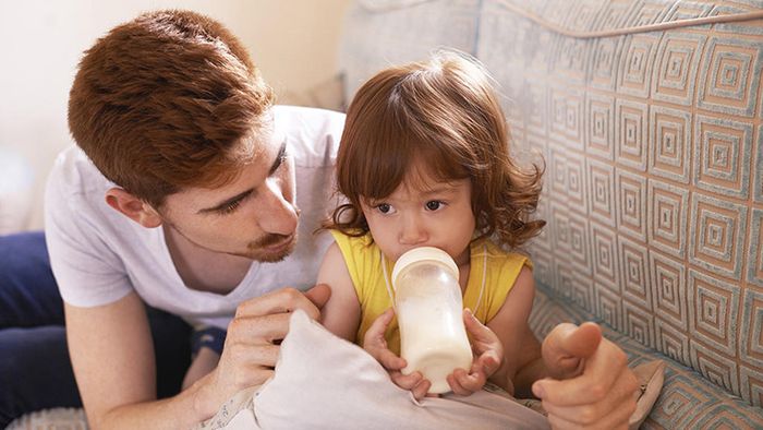 Nên cho trẻ ăn đồ lỏng, dễ tiêu hóa và cung cấp đủ nước