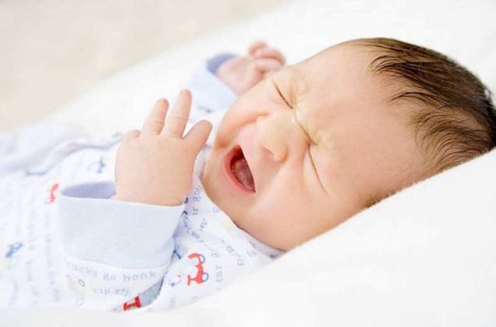 Trẻ sơ sinh thường khó diễn đạt được cảm giác của mình một cách chính xác khi mắc viêm phổi