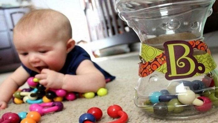Các vật nhỏ phù hợp với kích thước miệng và rơi vào đường thở là nguyên nhân chính dẫn đến biến chứng của dị vật đường thở