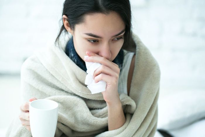 Khi bị ho có đờm kéo dài, người bệnh nên giữ ấm cơ thể và uống thật nhiều nước.