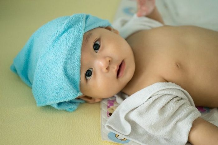 Chườm ấm là một trong những phương pháp giảm sốt nhanh chóng cho bé