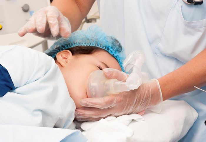 Nếu thấy người bệnh có dấu hiệu giảm chỉ số SpO2, cần đưa đến cơ sở y tế để được cấp cứu kịp thời