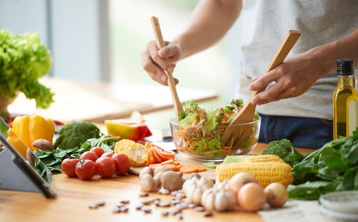Xây dựng chế độ ăn uống lành mạnh để bảo vệ phổi đúng cách.