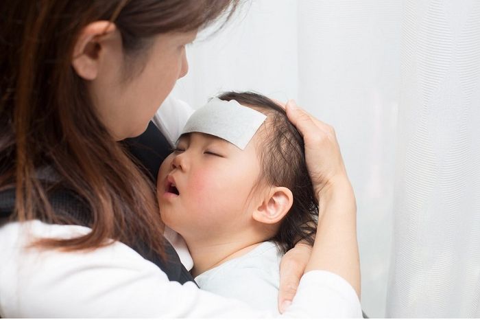 Bé sốt li bì hoặc đã dùng thuốc nhưng không giảm sốt cần phải đưa đến bác sĩ ngay