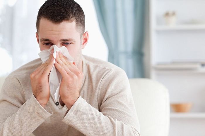 Ngứa, nghẹt mũi và hắt xì liên tục có thể là dấu hiệu của viêm xoang