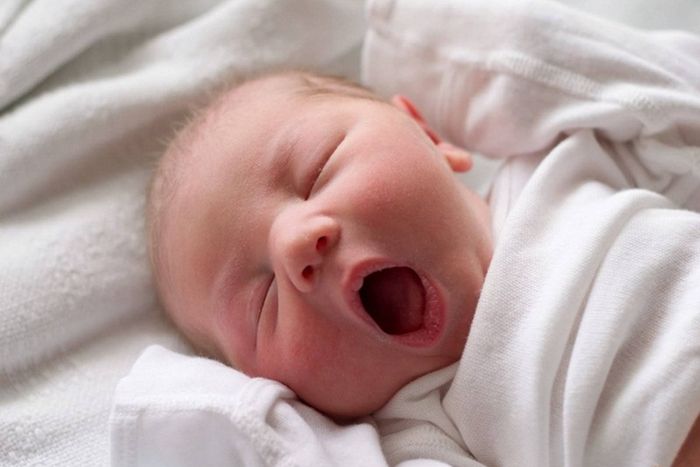 trẻ mới sinh thở khò khè cần làm gì