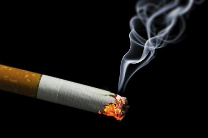 Khói thuốc là một trong những nguyên nhân gây viêm phổi hiện nay