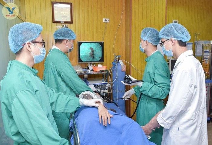 Các bác sĩ tại MEDLATEC đang thực hiện ca nội soi dạ dày cho bệnh nhân