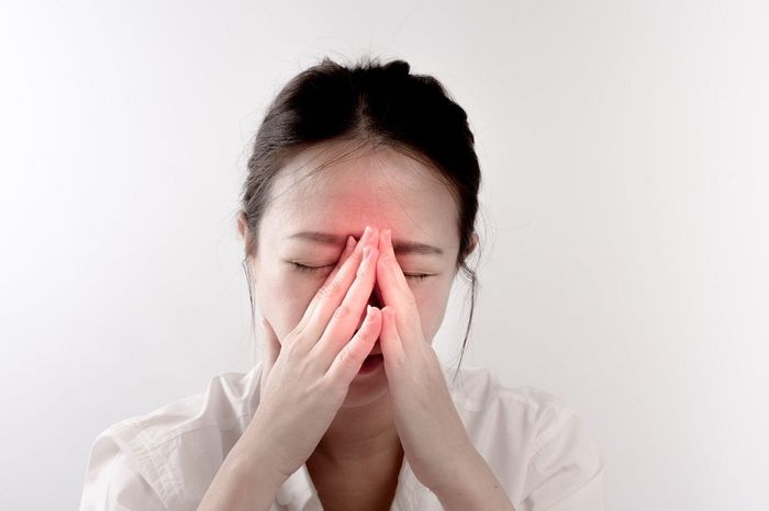 Viêm xoang gây ra cảm giác ngứa và ho rát ở cổ họng