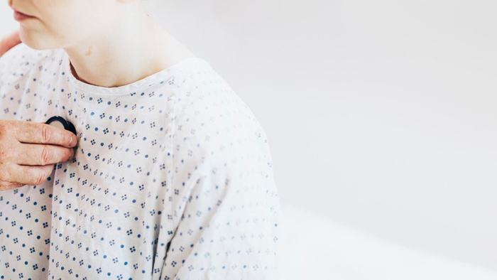 Nếu bạn thường xuyên gặp tình trạng nuốt nghẹn, hãy đến bệnh viện để được kiểm tra và điều trị.