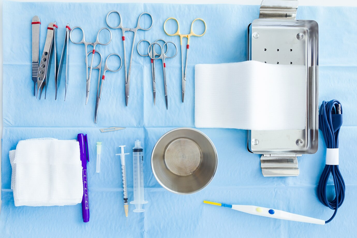 Chuẩn bị các dụng cụ y tế trước khi thực hiện đặt ống dẫn dạ dày