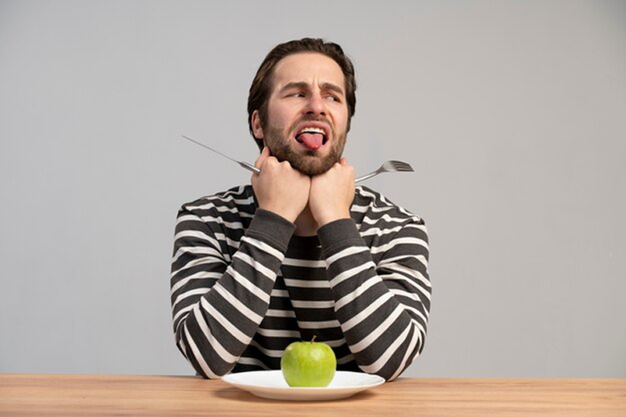 Nuốt nghẹn là tình trạng cần phải cố gắng mạnh mẽ và tốn nhiều thời gian để đẩy thức ăn qua dạ dày.