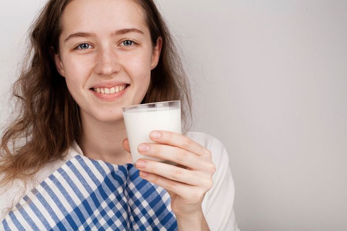 Một cốc sữa ấm có thể nhanh chóng làm dịu đau dạ dày khi ăn cay