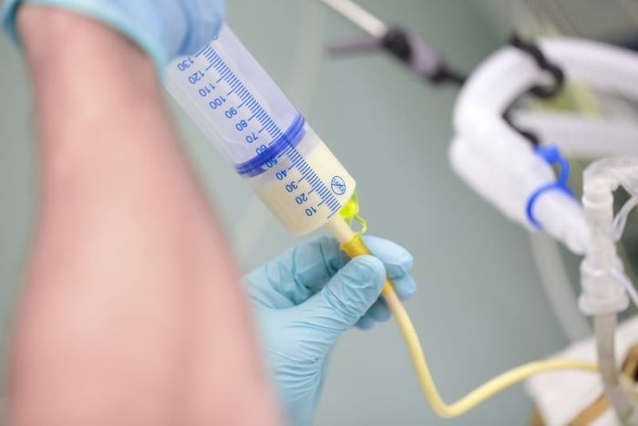 Quá trình đặt ống dẫn dị dạ dày được thực hiện bởi bác sĩ có chuyên môn
