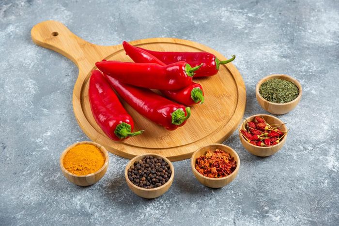 Người đau dạ dày cần tránh đồ ăn cay, nóng, khó tiêu,...