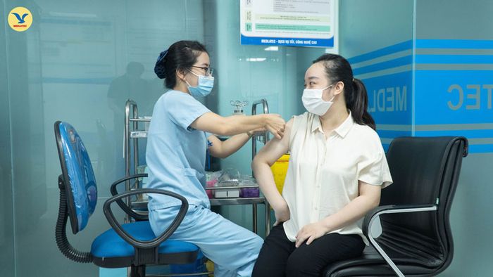 Bệnh viện MEDLATEC cung cấp dịch vụ tiêm chủng trước khi mang thai cho phụ nữ.