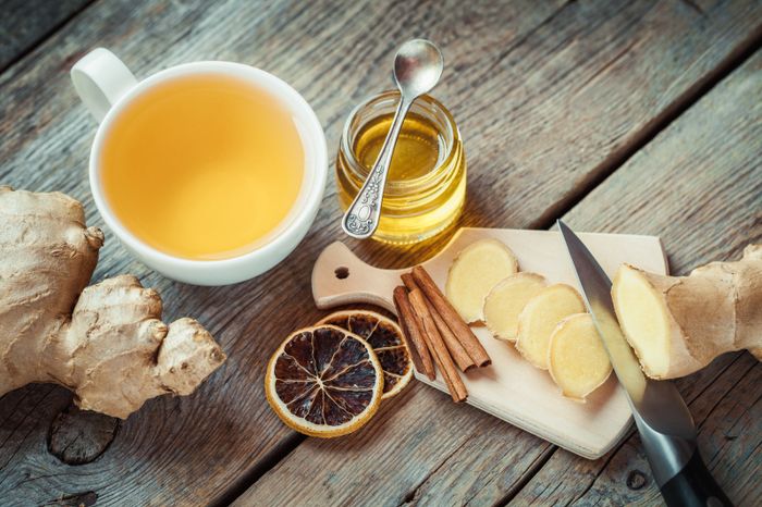 Uống trà gừng mật ong là cách khắc phục tình trạng nghẹt mũi khó thở kéo dài mà bạn có thể thực hiện ngay tại nhà.