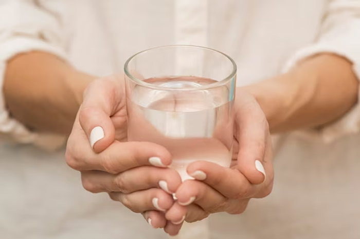 Uống nước khi ăn giúp thức ăn trôi qua dễ dàng hơn, giảm nguy cơ bị tắc nghẽn.