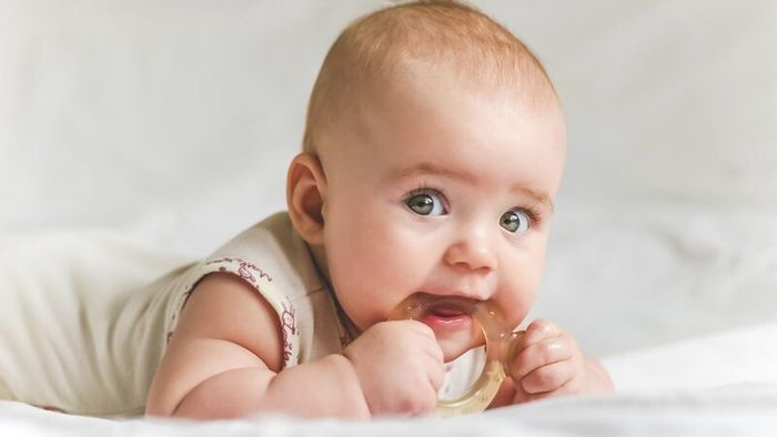Trẻ thường bị dị vật gây tắc đường hô hấp do tò mò nuốt đồ chơi hoặc vật dụng