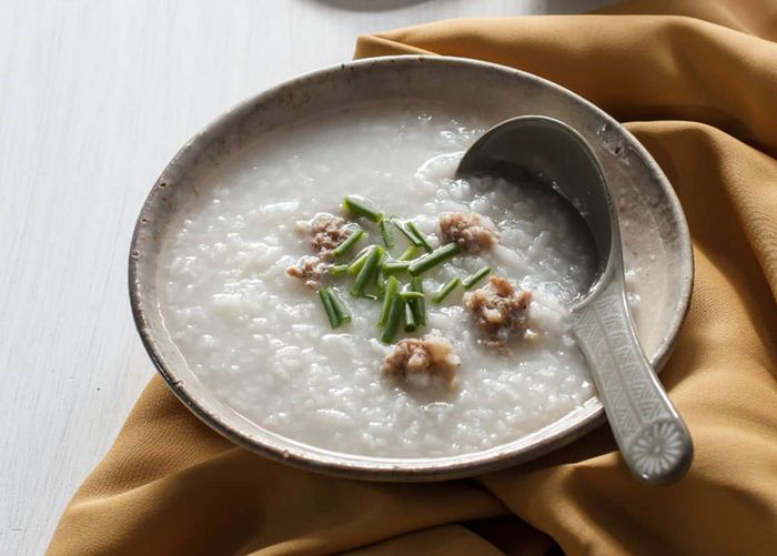 Cơm, cháo lỏng giúp cơ thể dễ tiêu hóa và duy trì năng lượng hiệu quả