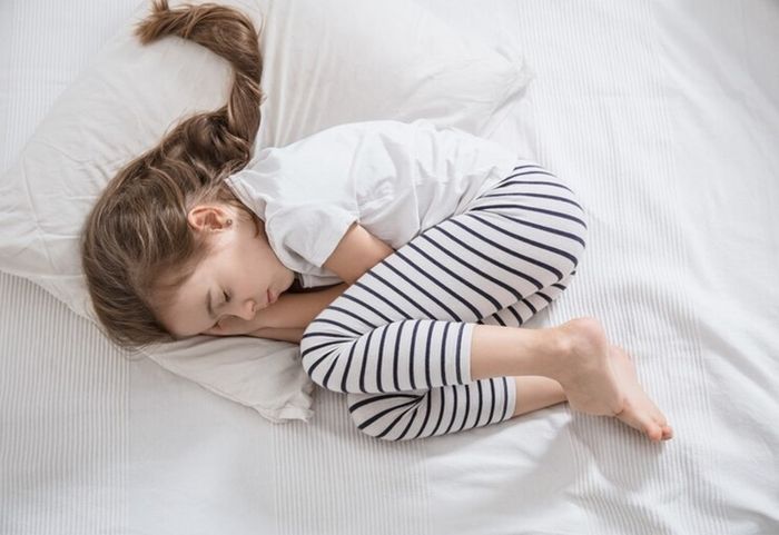 Trẻ mắc viêm ruột thường gặp khó chịu ở bụng