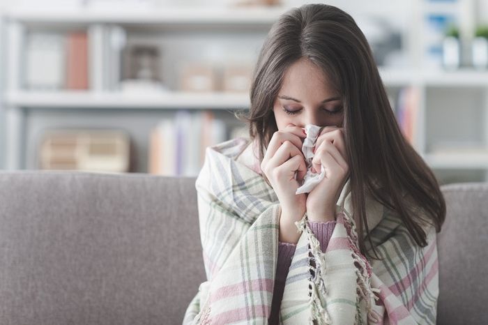 Cảm cúm thường biểu hiện qua các triệu chứng như ho, đau khó chịu ở cổ họng