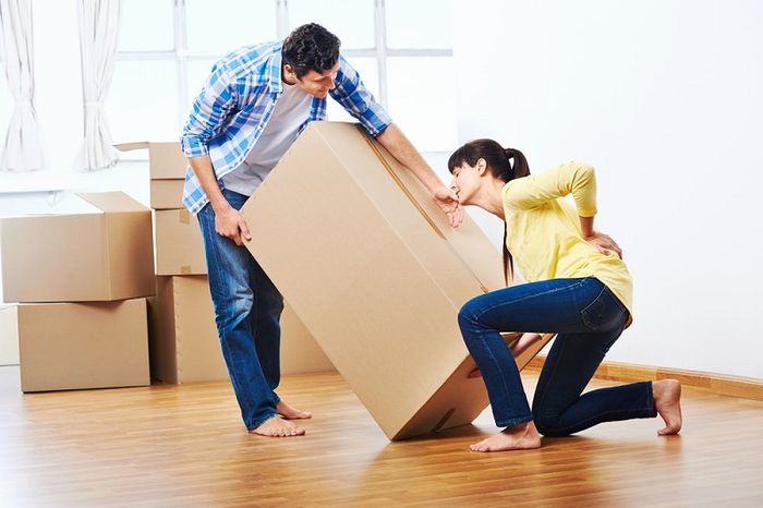 Việc vận chuyển vật nặng có thể gây ra tác động tiêu cực tới lưng, xương
