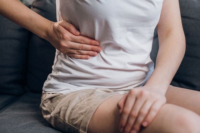 Sốt đau bụng thường diễn ra ở vùng bụng dưới bên trái, có thể kèm theo cảm giác nóng.